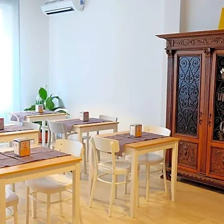 Hostmate - - Vespri Siciliani Konukevi 3*
